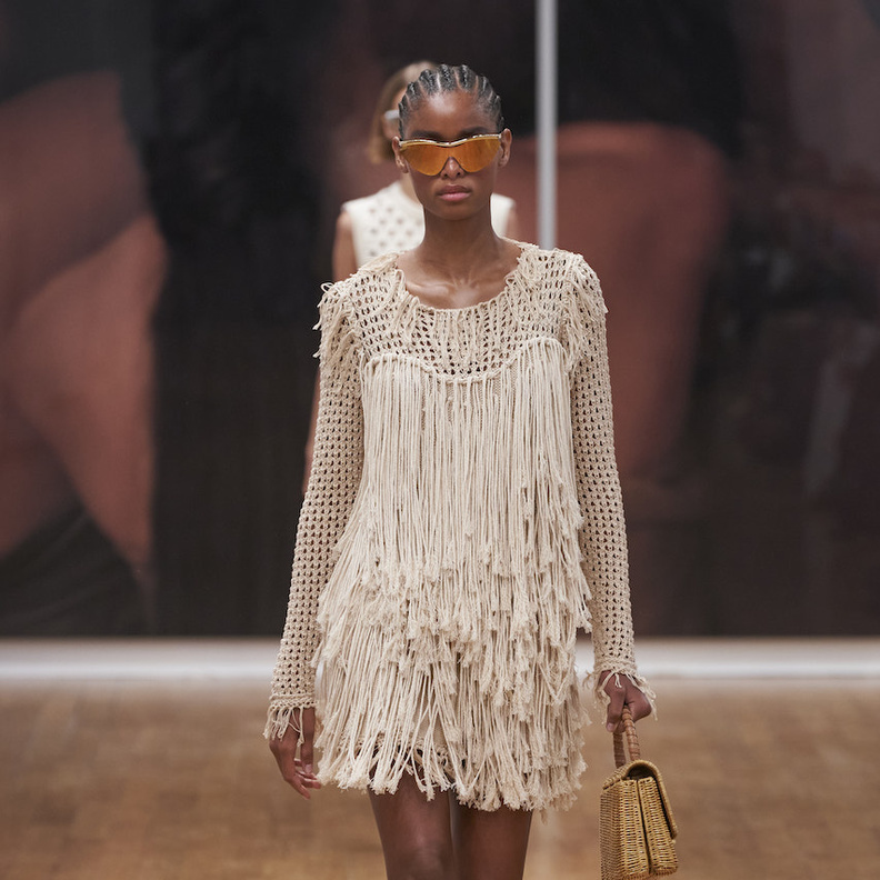 إطلالات عصرية في أزياء الشراريب موضة صيف 2022