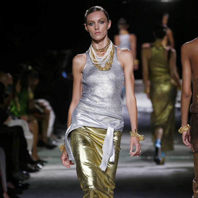 اطلالات عصرية في أزياء الميتالك موضة صيف 2022