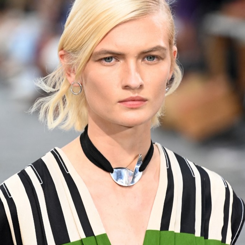 تألقي مع موضة Silver Linings في إطلالات صيف 2022