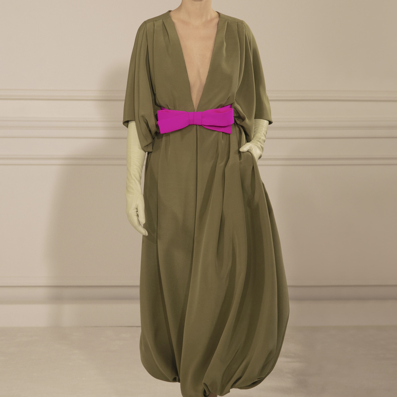 أجمل إطلالات صيفية مع موضة الأحزمة الملونة والعصرية 