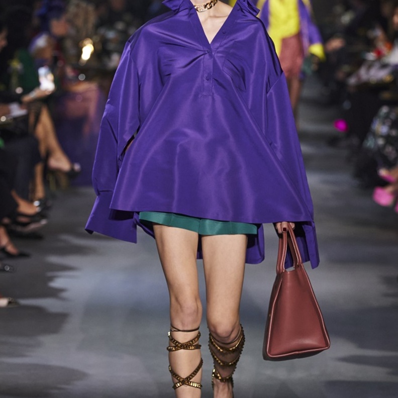ألوان صيف 2022 بتنسيق لافت باللّون البنفسجي من Valentino