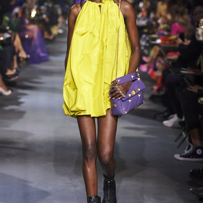 موضة ألوان صيف 2022 بفستان أصفر لافت من Valentino