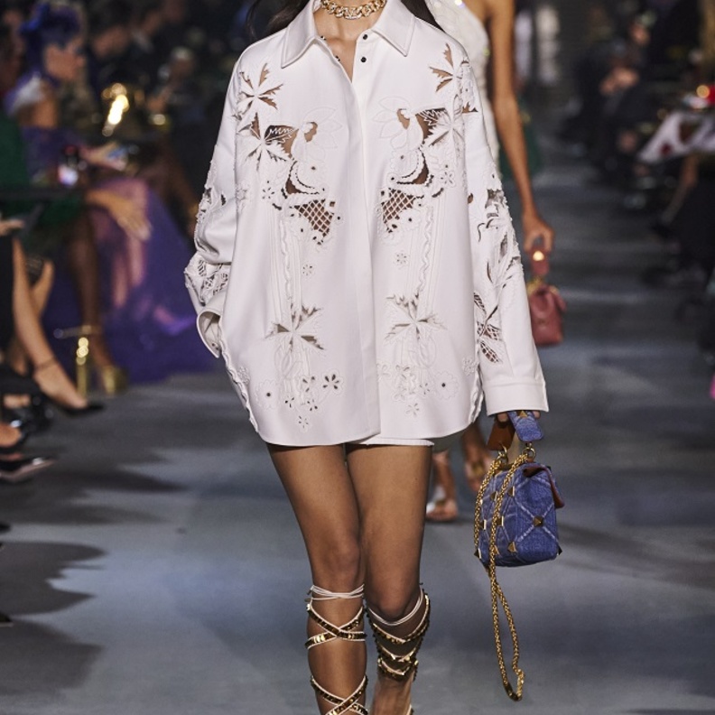 تنسيق إطلالات باللّون الأبيض صيحة لموسم ربيع وصيف 2022 بأسلوب Valentino