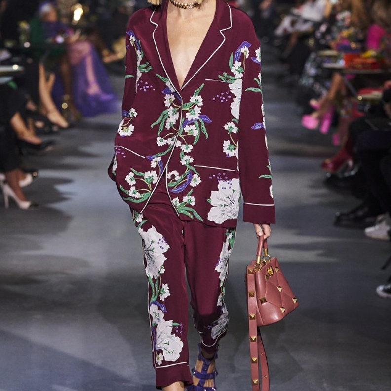 موديلات أطقم كاجوال لصيف 2022 رائجة لصيف 2022 من Valentino