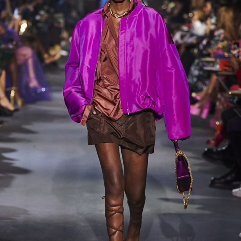 تنسيق الجاكيت الملون صيحة صيف 2022 بإطلالة لافتة من Valentino