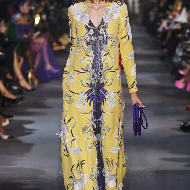 فساتين طويلة ومحتشمة بنقشات حيوية ومطبعة في عيد الفطر 2022