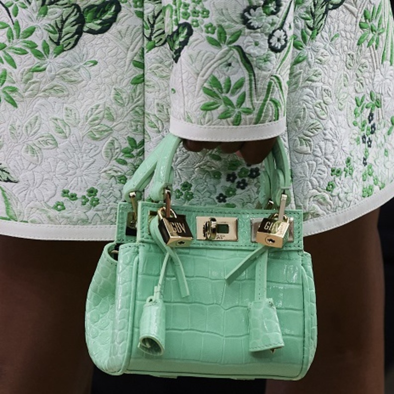 موديلات حقائب يد صغيرة صيحة هذا الصيف بأسلوب Giambattista Valli