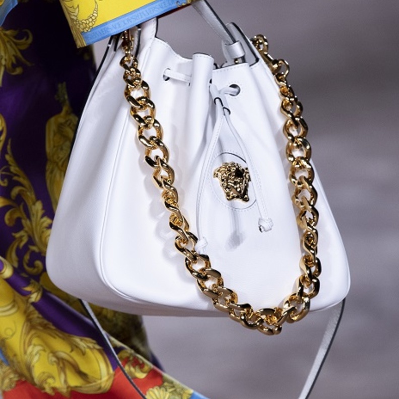 موديلات حقيبة بيضاء رائجة لصيف 2022 بأسلوب Versace المميّز والعصري