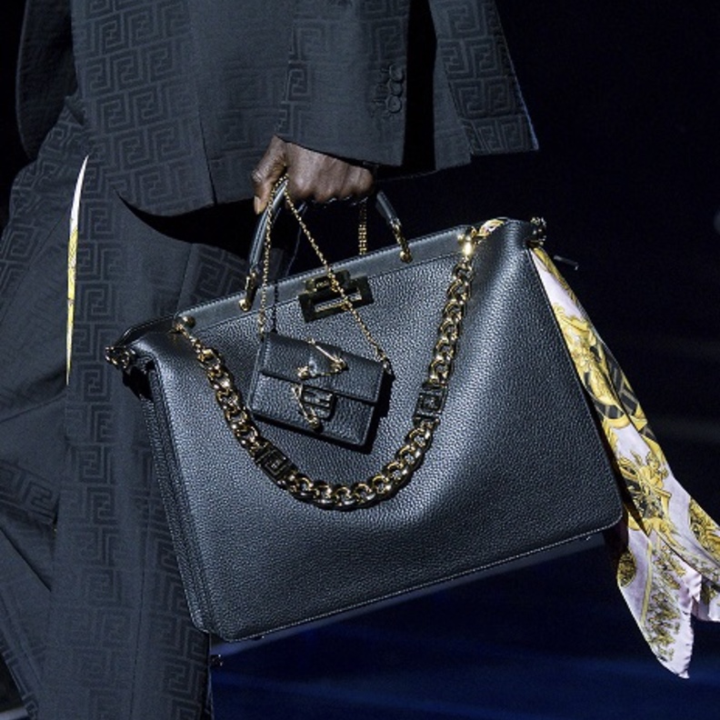 موديلات حقائب يد سوداء 2022 بأسلوب Versace By Fendi