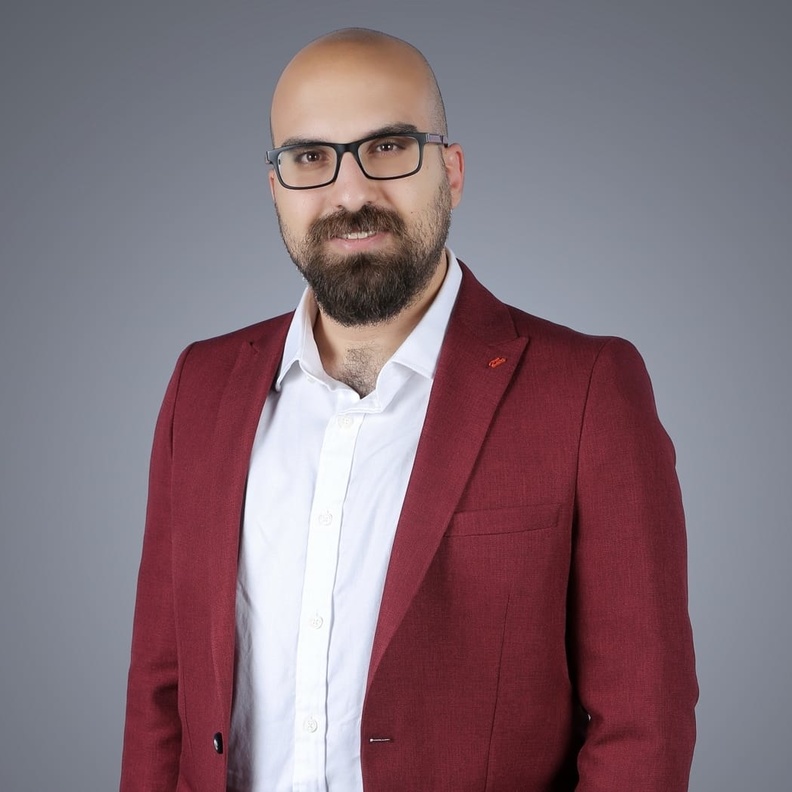 الدكتور ينال سلام أخصائي في الطب الباطني