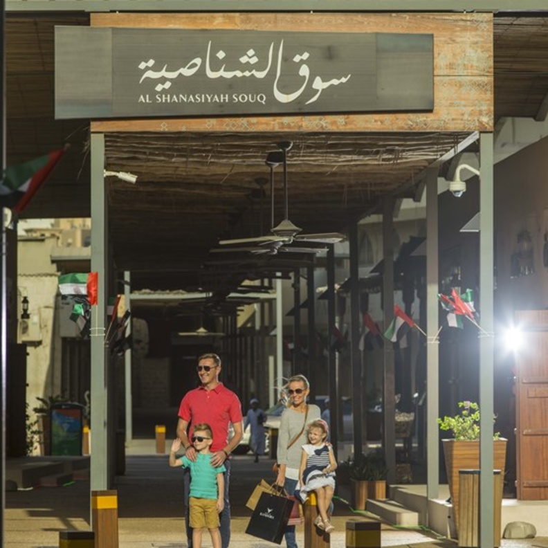 سوق الشناصية.. وجهة ساحرة لشراء الهدايا والتذكارات المميزة في الشارقة