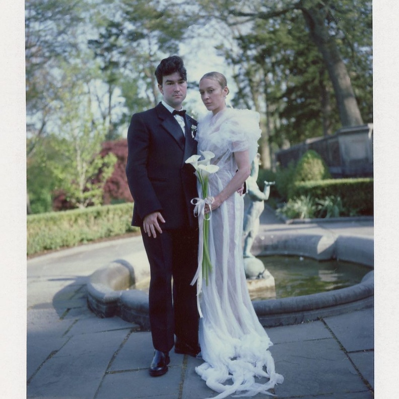 الممثلة كلوي سيفاني تقيم حفل زفاف ضخم بعد عامين من زواجها