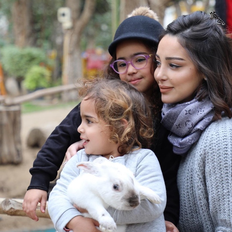 بسمة بوسيل وابنتيها