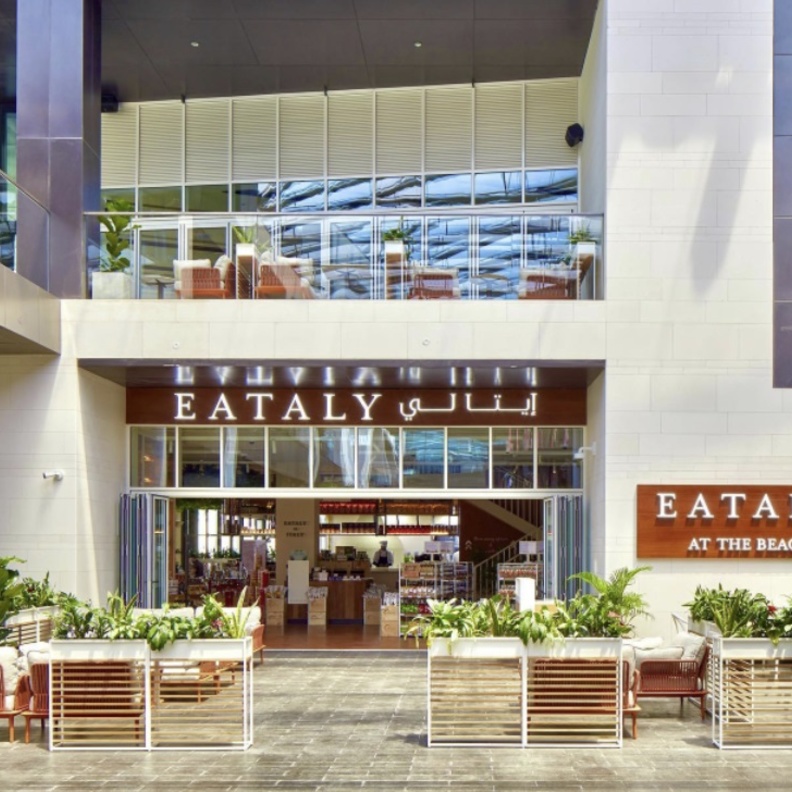 "هي" في "إيتالي آت ذا بيتش": تجربة إيطالية أصيلة وإطلالة لا تقاوَم!