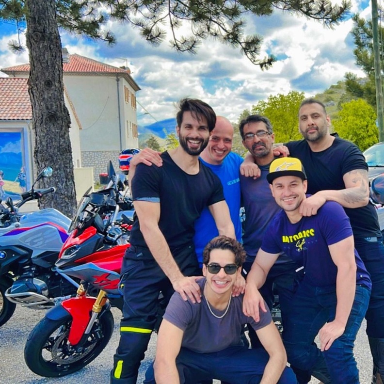 بالصور نجوم بوليوود في رحلة بالدراجات في أوروبا