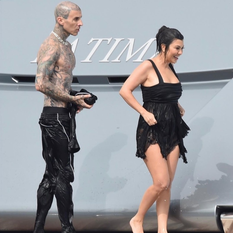 شاهدي اليخت الفخم الذي أقام فيه ترافيس باركر وكورتني كارداشيان