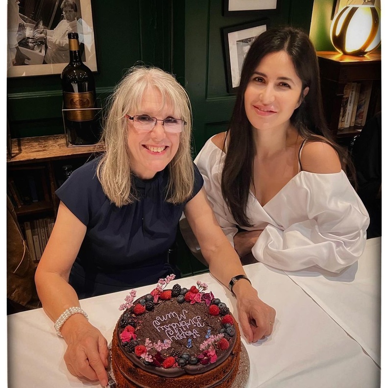 كاترينا كيف تهنئ والدتها بعيد ميلادها وأنوشكا شارما تعلق