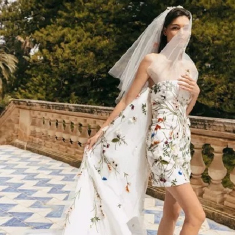 فساتين زفاف قصيرة من منصات العروض 2023