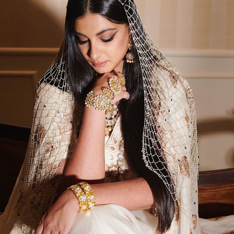 أشهر نجمات بوليوود تخلين عن تصفيفات الشعر الهندية في زفافهن