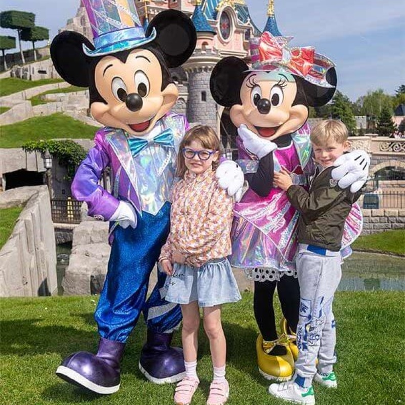 الأمير جاك والأميرة غابرييلا يزوران ديزني لاند باريس