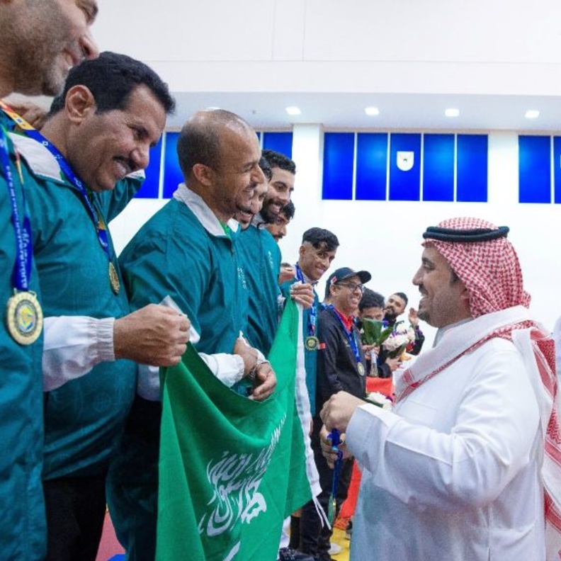 الأمير فهد بن جلوي رئيس الوفد السعودي يتوج لاعبين التنس زوجي