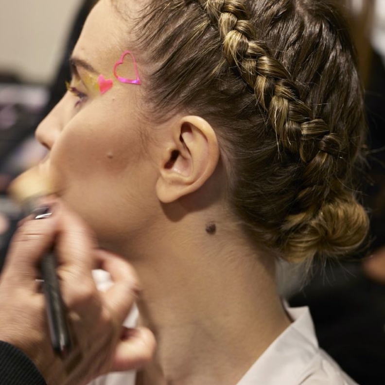 أفكار تسريحات شعر ناعمة وملفتة تناسب يوم العيد