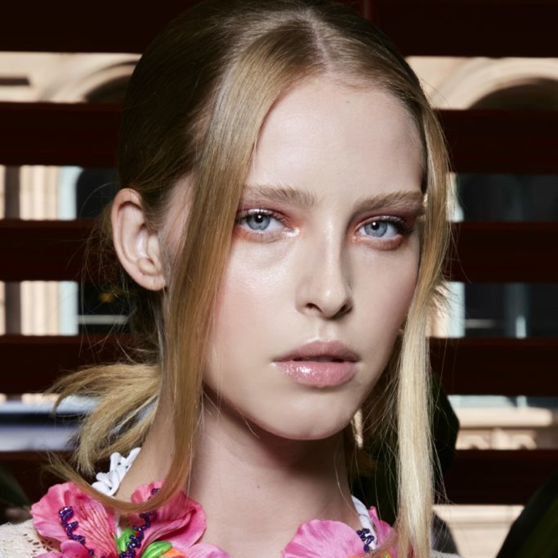 خطوات عمل مكياج راقي يناسب صاحبات البشرة الفاتحة في العيد