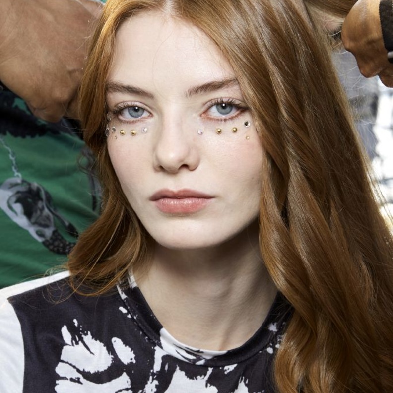 أجمل تسريحات شعر طويل ويفي لعيد الفطر 2022