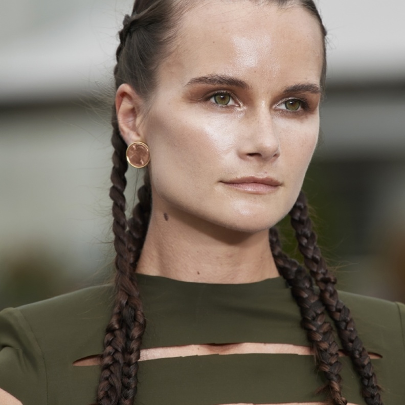 تسريحات شعر بالضفائر السنبلة المفرغة 2022 من دار Bronx Banco