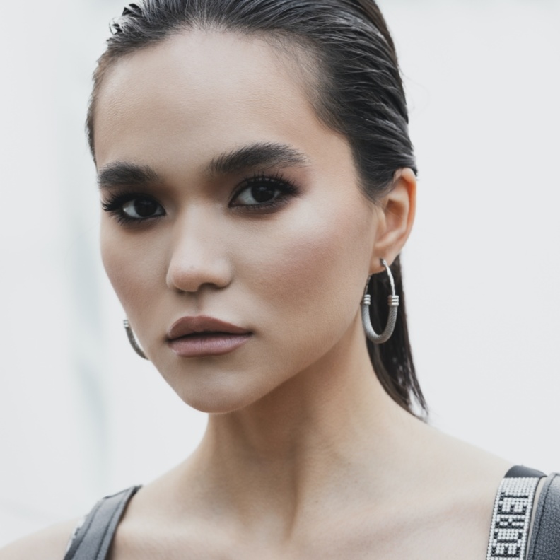 تسريحات شعر مبلل للصبايا في إجازة الصيف 2022