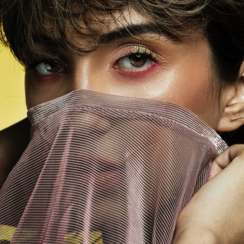 4 حيل ذكية لمنع سيلان الدموع عند تطبيق مكياج العيون