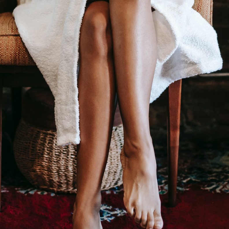 خلطات طبيعية لترطيب القدمين وتنعيمها في المنزل عن تجربة