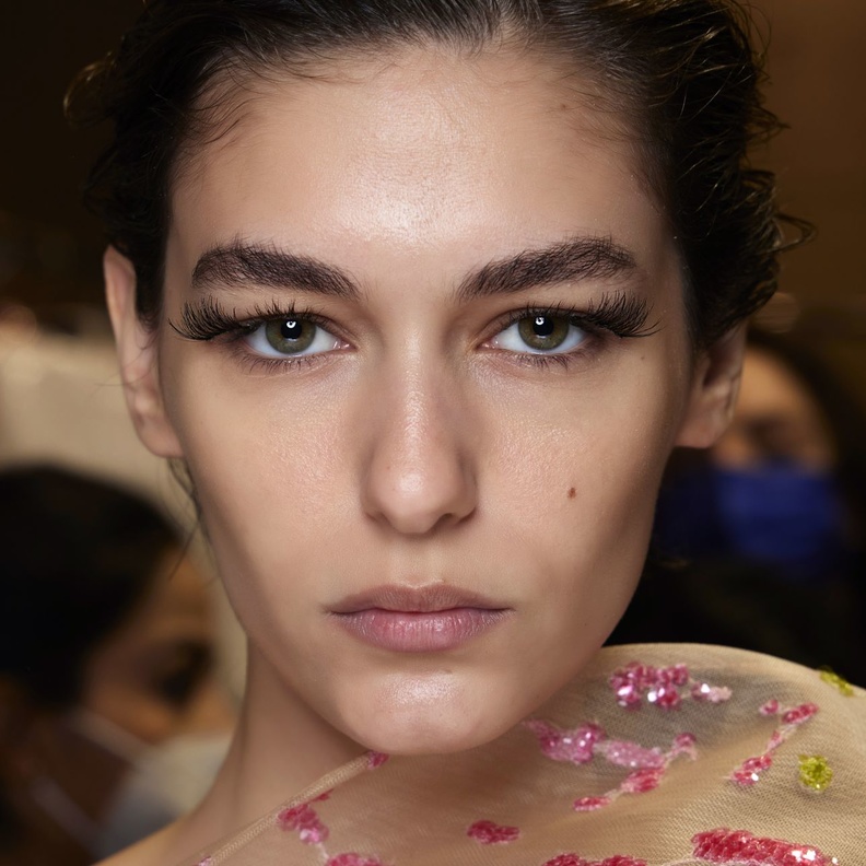 طريقة عمل سيروم من الألوفيرا لتكثيف وتطويل الرموش