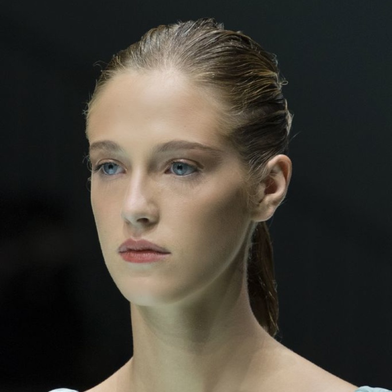 خلطات طبيعية لنضارة بشرة الصبايا في فترة الإمتحانات