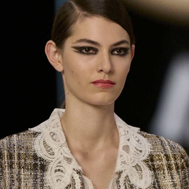 تعلّمي وضع مكياج عيون أسود جريء خطوة بخطوة في سهرات صيف 2022