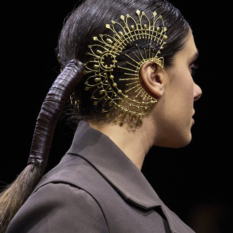 أحدث أكسسوارات شعر لتسريحات رائعة في صيف 2022 من منصات الأزياء