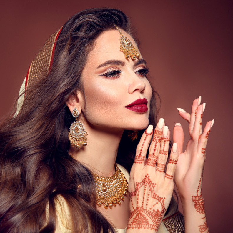 shutterstock_الحناء باللون الاحمر تجعل العروس اكثر جاذبية