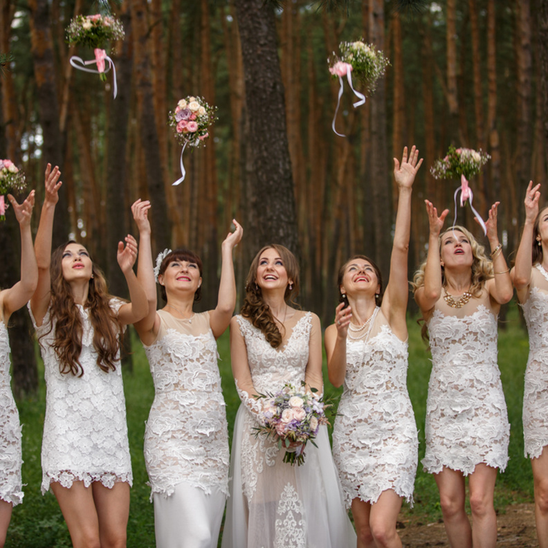 نصائح لوصيفات الشرف بالفساتين البيضاء