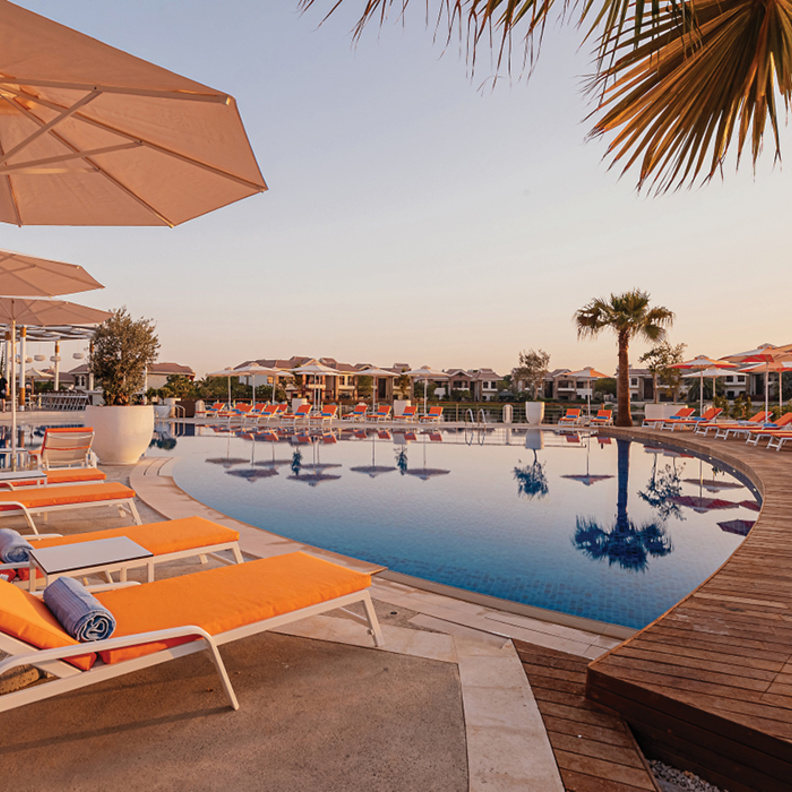 مسبح The Pool في جميرا آيلاندز كلوب هاوس وجهتك الصيفية المميزة