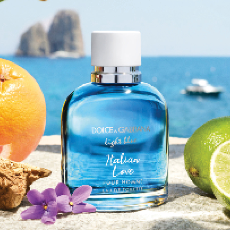 الحملة الإعلانيّة الجديدة لعطر "لايت بلو" Light Blue وإصدار 2022 المحدود للثنائي العطري "ديو لايت بلو إيتاليان لوف" DUO LIGHT BLUE ITALIAN LOVE