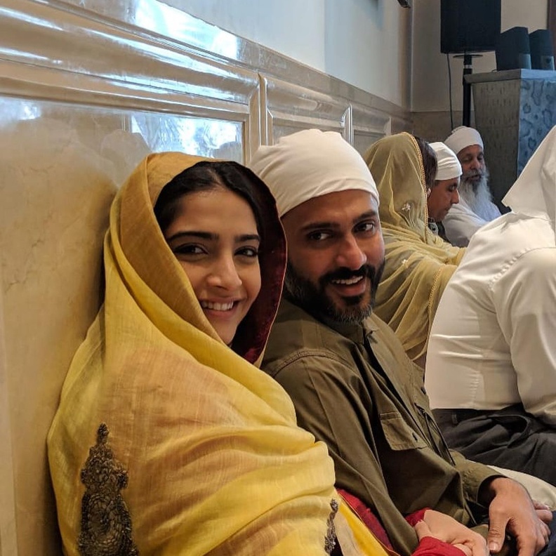 سونام كابور تعد الحلويات في منزلها في لندن في أحدث صورها