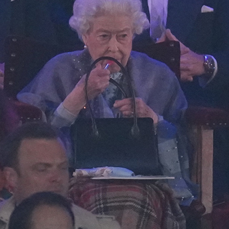 الملكة إليزابيث الثانية تضع أحمر الشفاه أثناء حضورها Windsor Horse Show