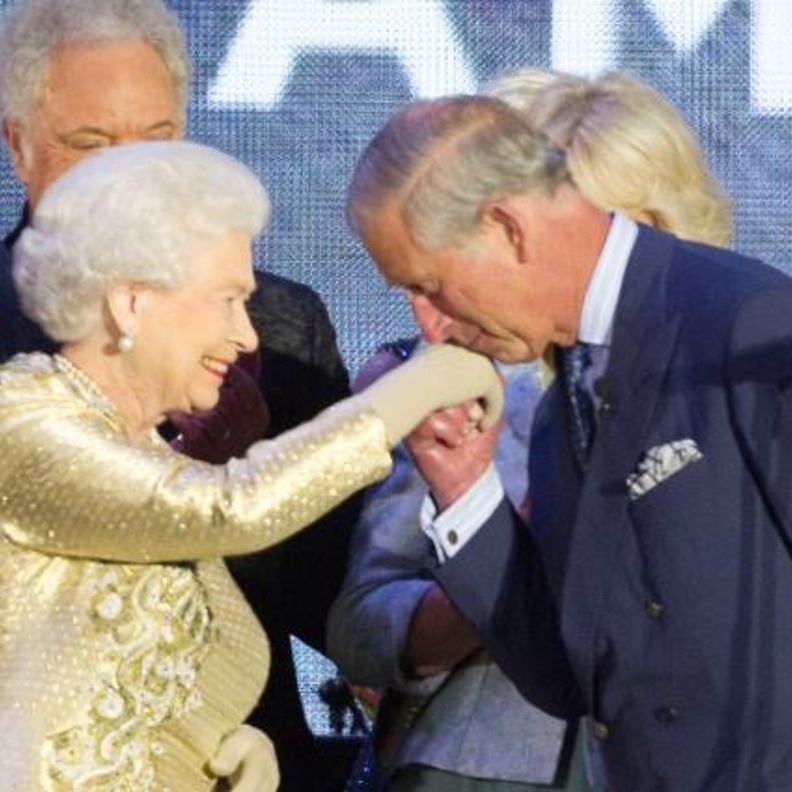 تعرف على الهدية التي قدمها الأمير تشارلز للملكة بمناسبة احتفالات اليوبيل البلاتيني للملكة