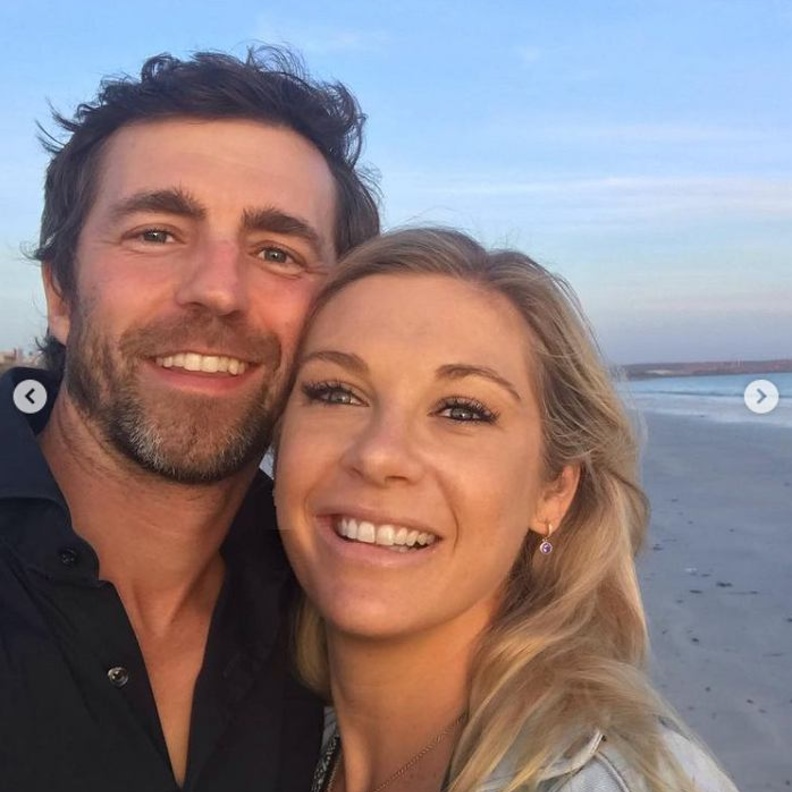 صديقة الأمير هاري السابقة تشيلسي ديفي تتزوج زميله سام كتمور سكوت