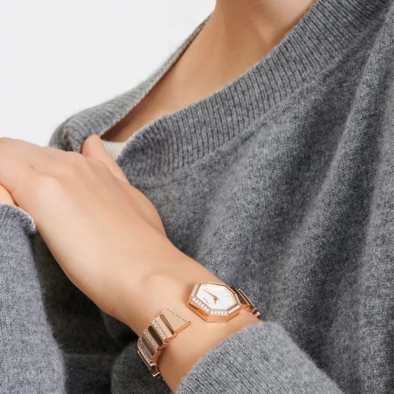 أجمل الساعات ذات أقراص الساعة المصنوعة بعرق اللؤلؤ