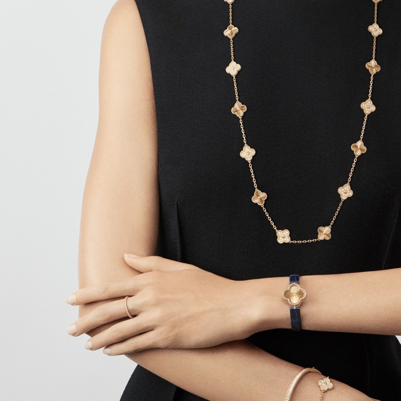 أجمل موديلات ساعات من الذهب الأصفر مناسبة للصيف