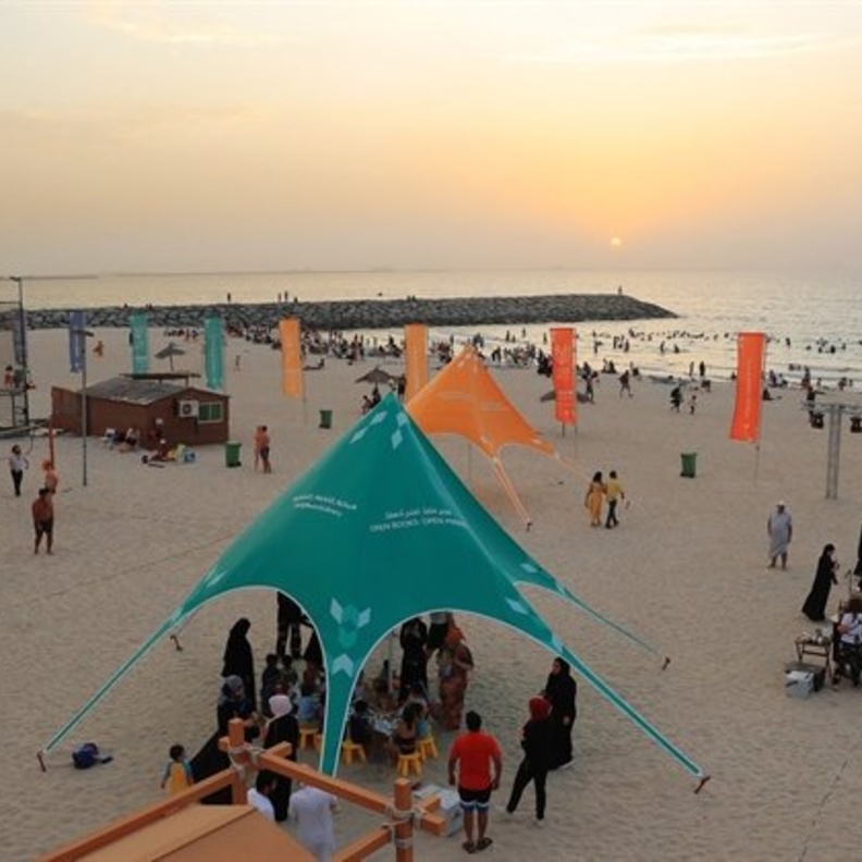 شاطئ الخان.. تجربة مثالية للاستجمام في أحضان الرمال الذهبية والأمواج الساحرة بالشارقة