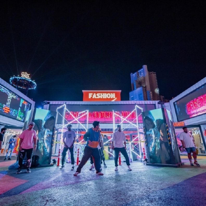 أزياء مستوحاة من فن الشوارع بأحدث الاطلالات بقرية الأزياء في موسم جدة