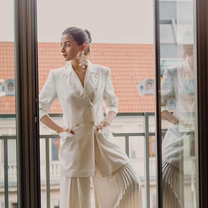 أطلت بالبليزر الطويلة مع البنطلون بقصة الأرجل الواسعة مع الطيات