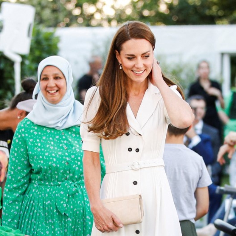 أطلت كيت ميدلتون بفستان أبيض ميدي من علامة Suzannah London